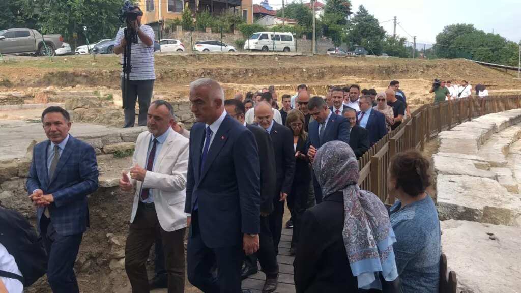 bakan ersoy duzcede 9tFR6vYh