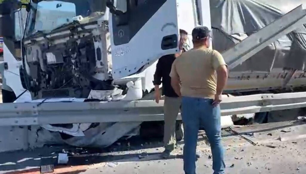 denizlide faciadan donuldu kontrolden cikan tir refuje carpti USVIkyQr