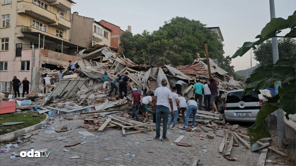 depremde yikilan binanin sahibi ve muteahhit gozaltinda 8DIBEPTq