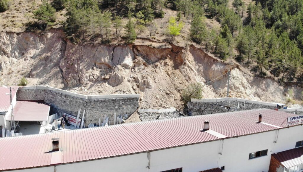 gumushanede sanayi sitesinde heyelan riski nedeniyle 25 is yeri bosaltildi exYcbOUM