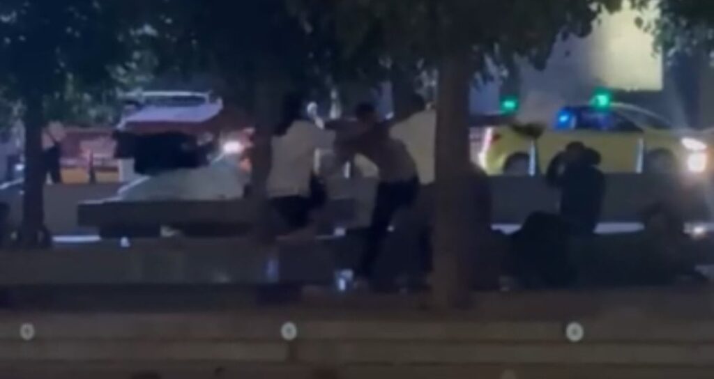 taksim meydaninda tekmeli yumruklu kavga Qksgqewf