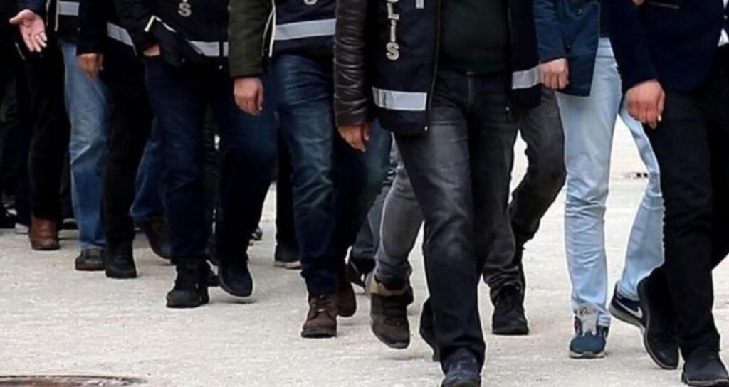 turkiyenin kirmizi bultenle aradigi 12 kisi tifliste yakalandi Cfl3HhWV