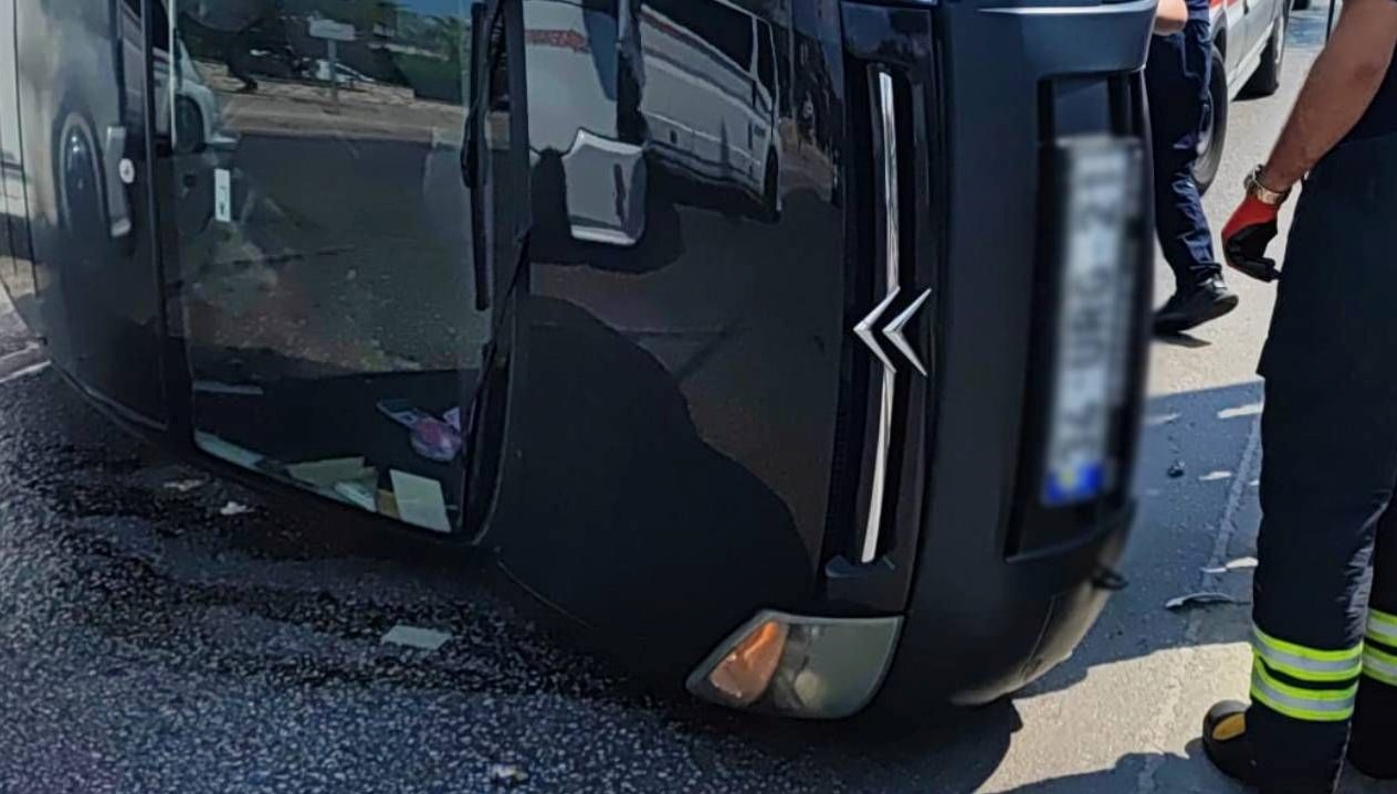 adanada hafif ticari arac devrildi OFcRQauK