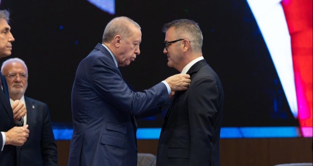 akpye gecen baskan silah harcini belediye kasasindan odetmis 1F7i11k9