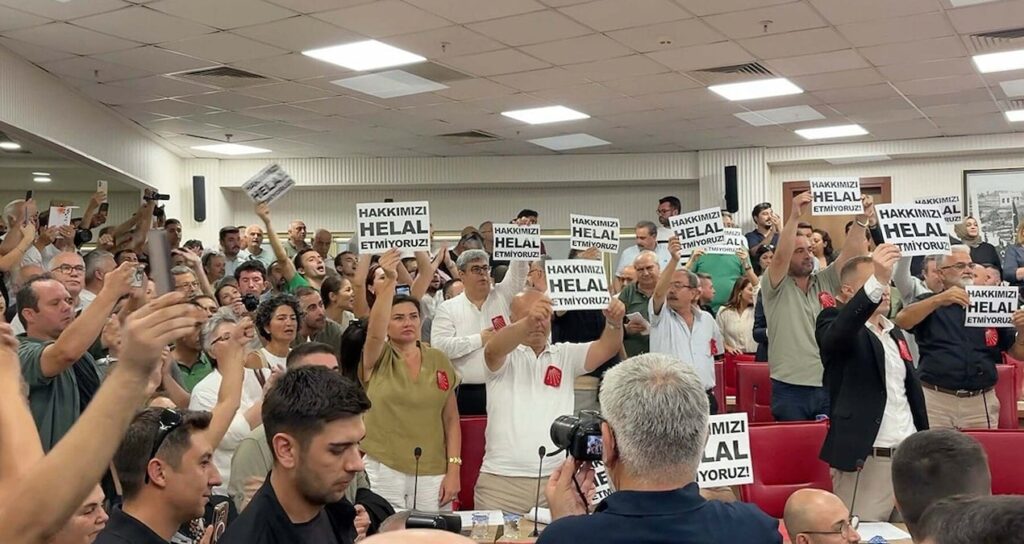 aydinda gerilim dinmiyor chpliler toplantiya alinmadi salona polis girdi cKCcO6WW