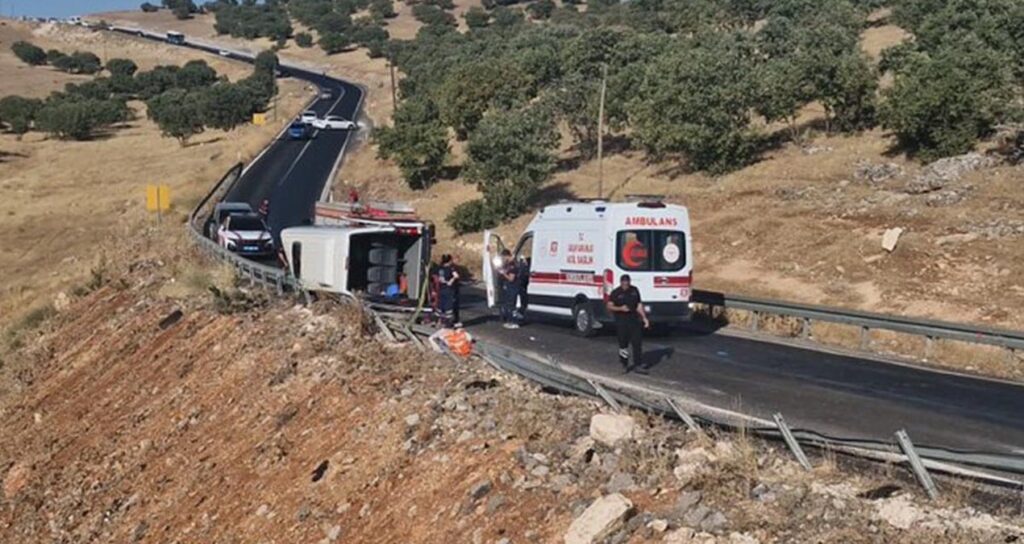 diyarbakirda minibus devrildi 1 olu 16 yarali bXM55BPB