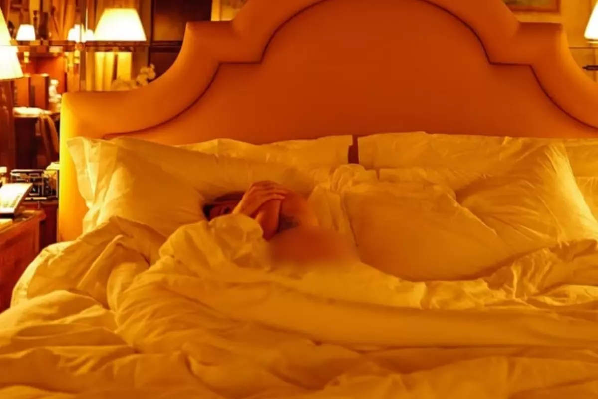 genc sevgilisi unlun sarkicinin yatakta cekilmis ciplak fotografini paylasti ivxGNs42