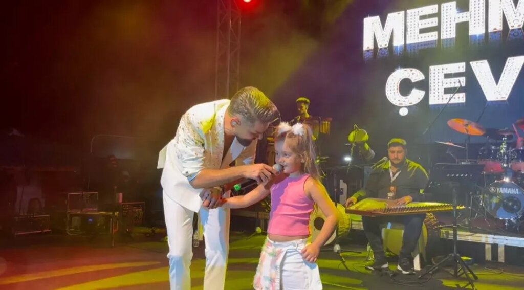 mehmet cevik gemlikte ucretsiz konser verdi GeXNcsIl