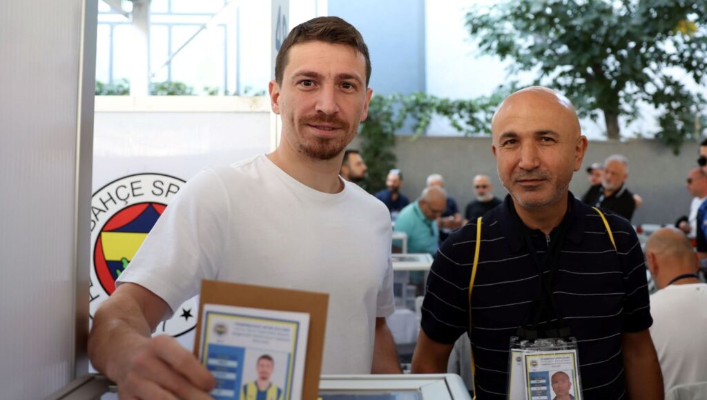 mert hakan yandas fenerbahcedeki secimde oyunu kullandi aXtN4O5C