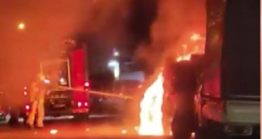 para vermeyen kardesine kizdi araclari kundakladi cHLvxcp8