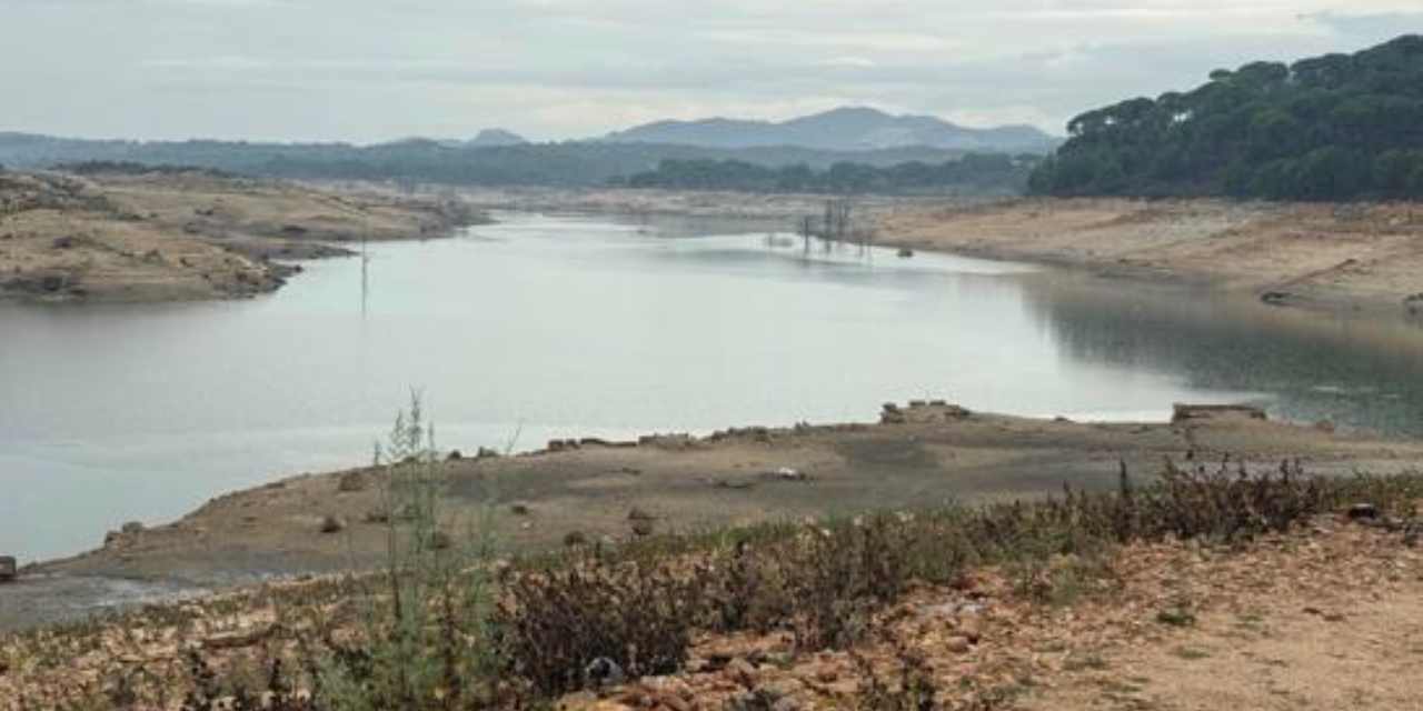 bursadan sonra orada da su krizi basladi barajda sadece 10 gunluk su kaldi qUA7954a.jpg