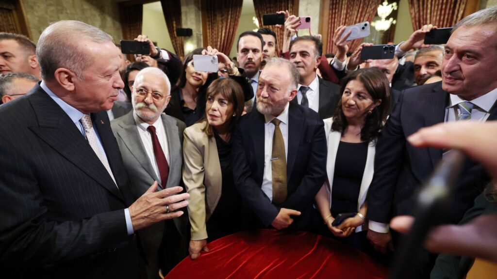 dem partiden fotograf elestirilerine yanit bunu yapanlar iyi niyetli degil bunu yapanlarin niyeti kurt kitlesini muhalefet zemininden uzaklastirmaktir s2IZ9iTR