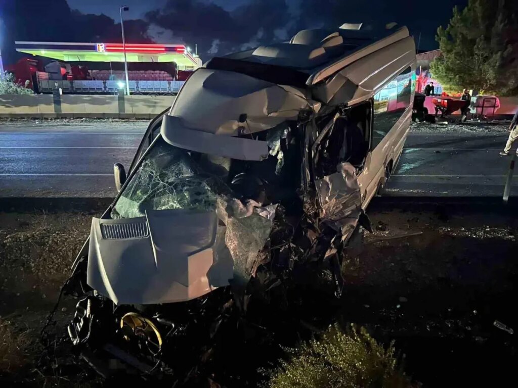 diyarbakirda minibus ile tanker carpisti aM5dX5wM.jpg