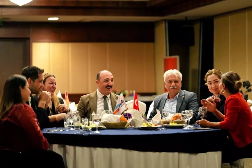 konyaalti belediye baskani cem kotan muhtarlar gununu kutladi i4liAr67.jpg