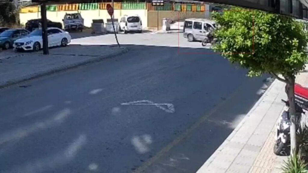 mersinde motosiklet kazasi 2si cocuk 4 yarali 95UKb5Nf.jpg