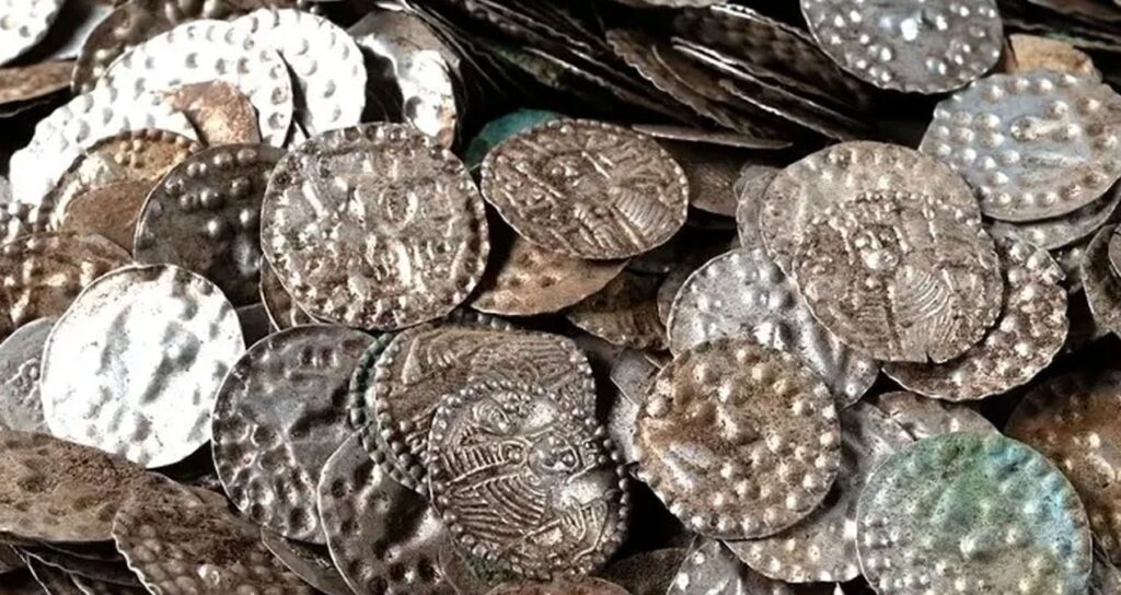 solucan ararken buldu yetkililer ayaga kalkti tam 20 bin parcalik hazine vj9SfUEW.jpg