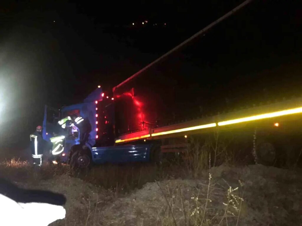 tosyada tir devrildi surucu hayatini kaybetti aiV5uQgW