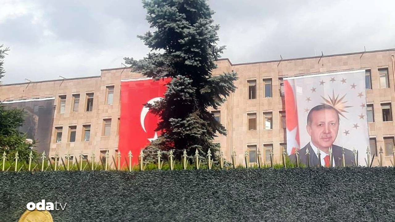 tsk binalarinda ilk erdogan posteri asildi TH91DFrf.jpg