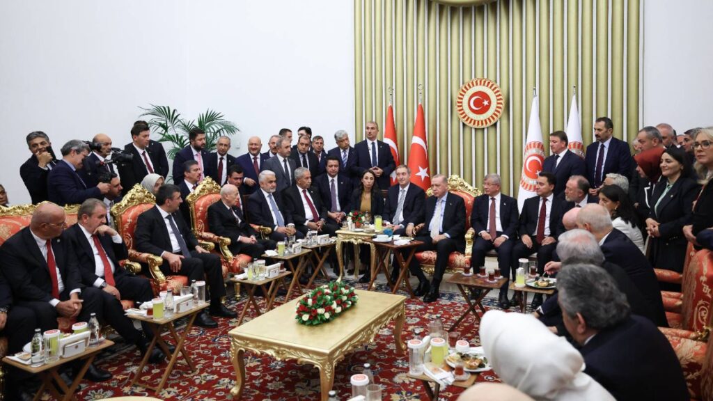 yeni yol grup baskanvekili ozdagdan meclis resepsiyonundaki o fotografla ilgili elestirilere yanit turkiyenin isi bu mu nx4UQ2EU