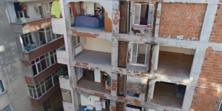iki-apartman-40-yil-boyunca-tek-duvari-kullanmis-aZdufsCT.jpg