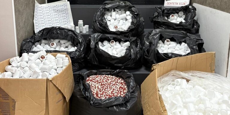 izmirde-uyusturucu-operasyonu-316-binden-fazla-sentetik-hap-ele-gecirildi-3whjvJU4.jpg