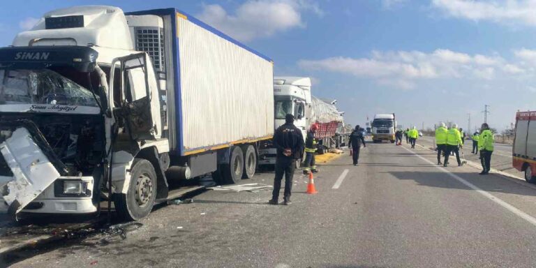 dort-tir-birbirine-girdi-olu-ve-yaralilar-var-mkWDHBy4.jpg