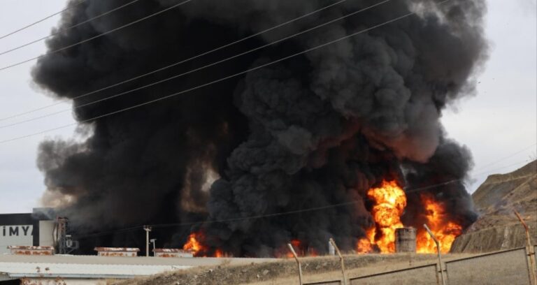 kirikkalede-fabrika-yangini-alevlerle-mucadele-devam-ediyor-72l3wnvG.jpg