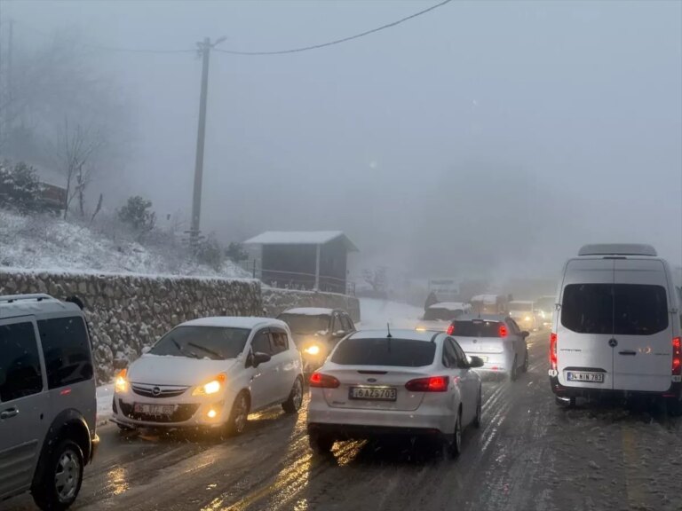 uludagda-kar-yagisi-arac-kuyruklari-olusturdu-Z462yWlU.jpg
