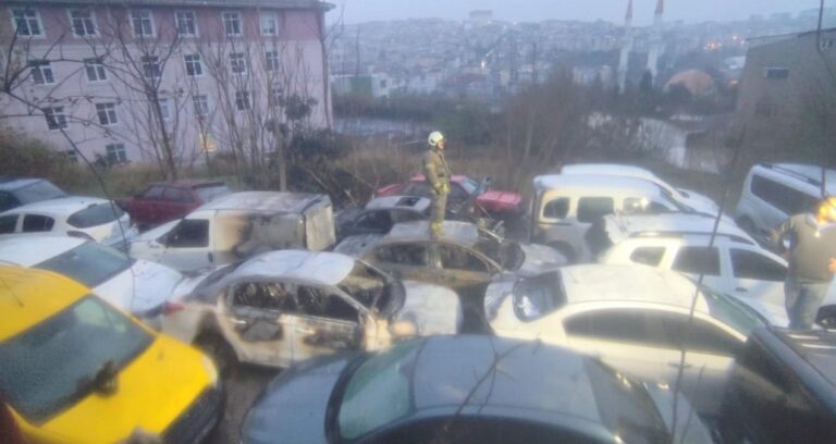 yildirim-dustu-iddiasi-otoparktaki-14-arac-yandi-EQkKAIwr.jpg