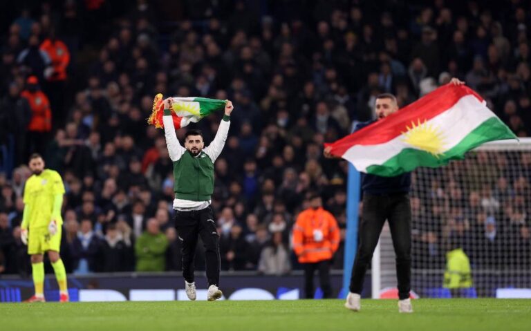 manchester-city-galatasaray-macinda-protestocular-kurdistan-bayragiyla-sahaya-girdi-pxvOHI6P.jpeg