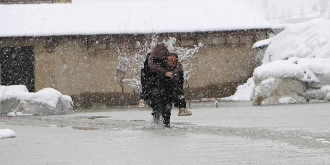 Sular Altında Kalan Mahallede Bir Baba İki Çocuğunu Sırtında Taşıyor